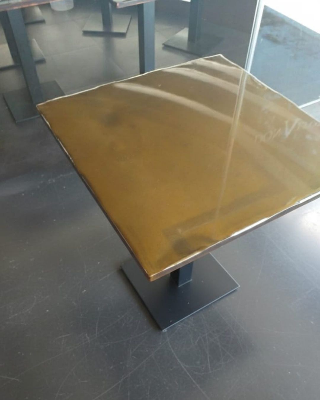 Mesa com tampo em resina dourada