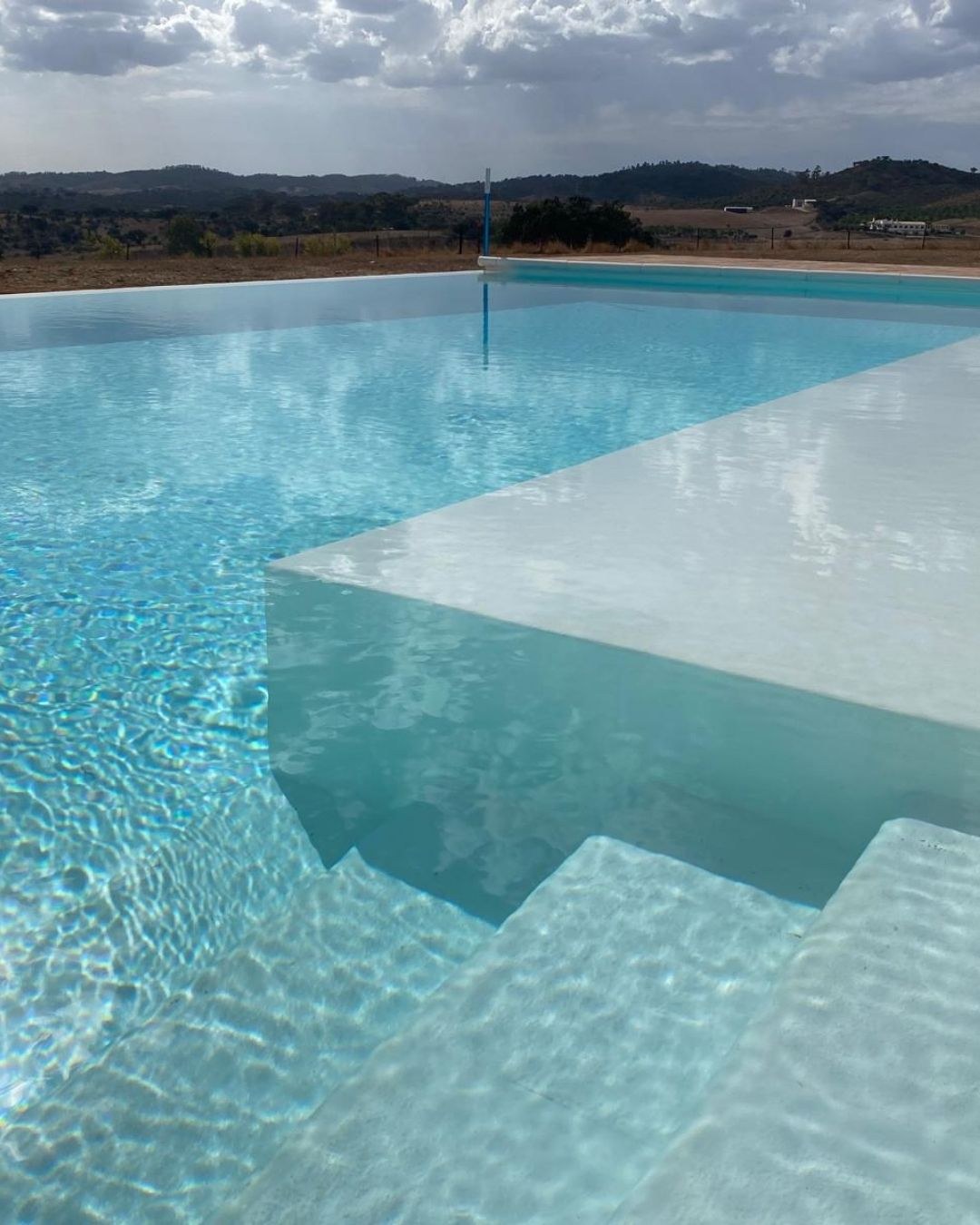 Piscina com escadas em fibra de vidro branca