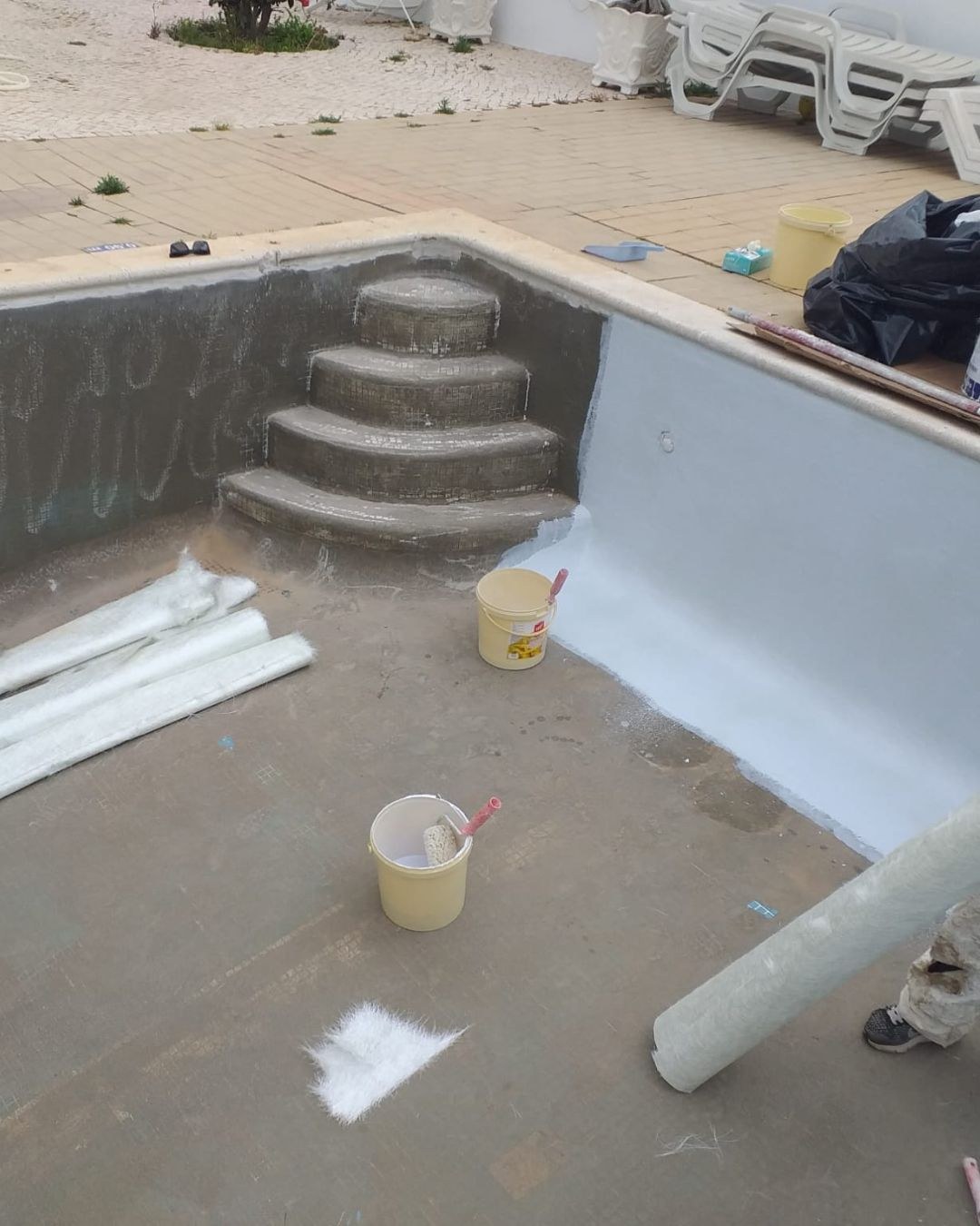 Escadas de uma piscina em obra, com fibra de vidro
