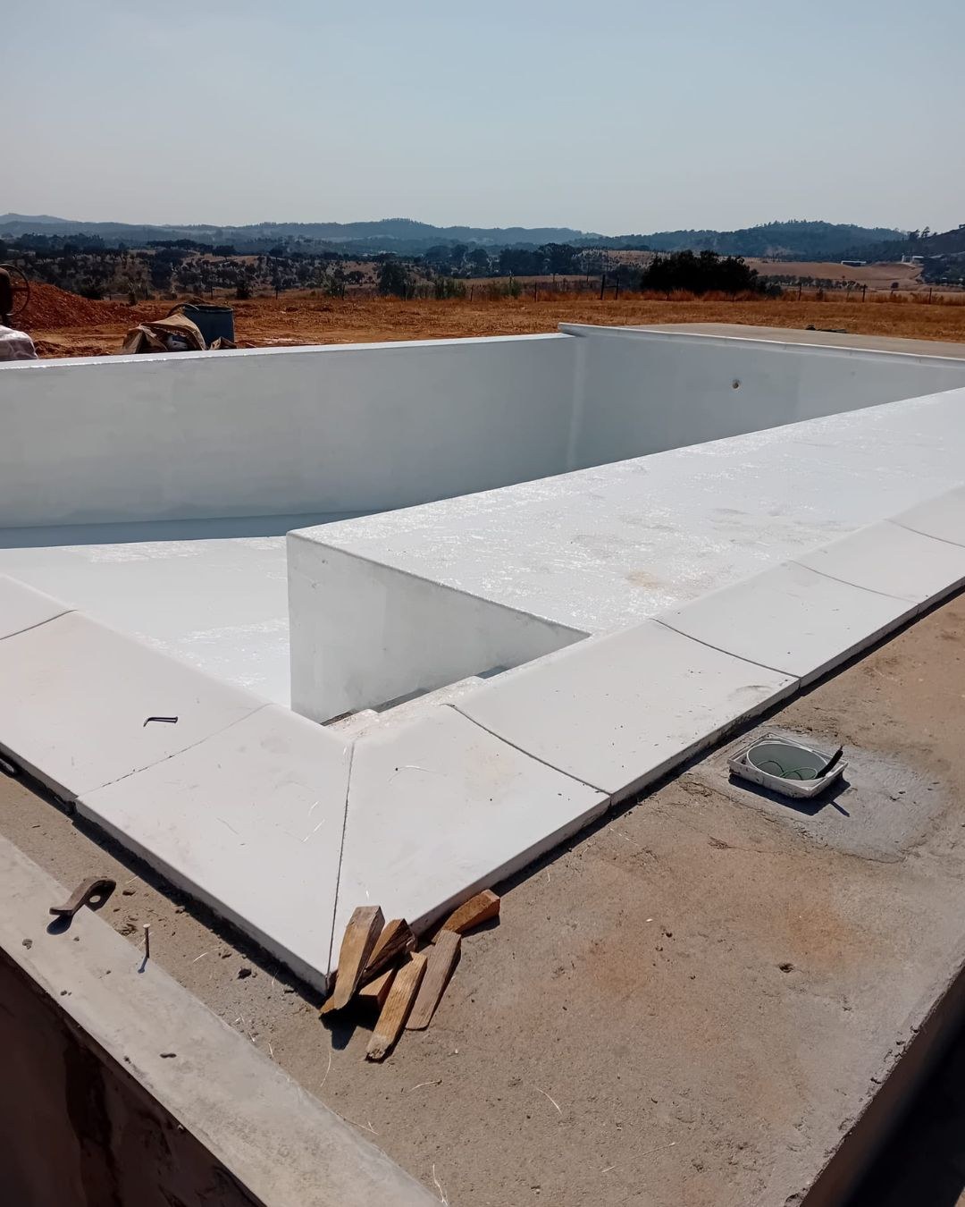 Piscina em obra, com o revestimento a meio