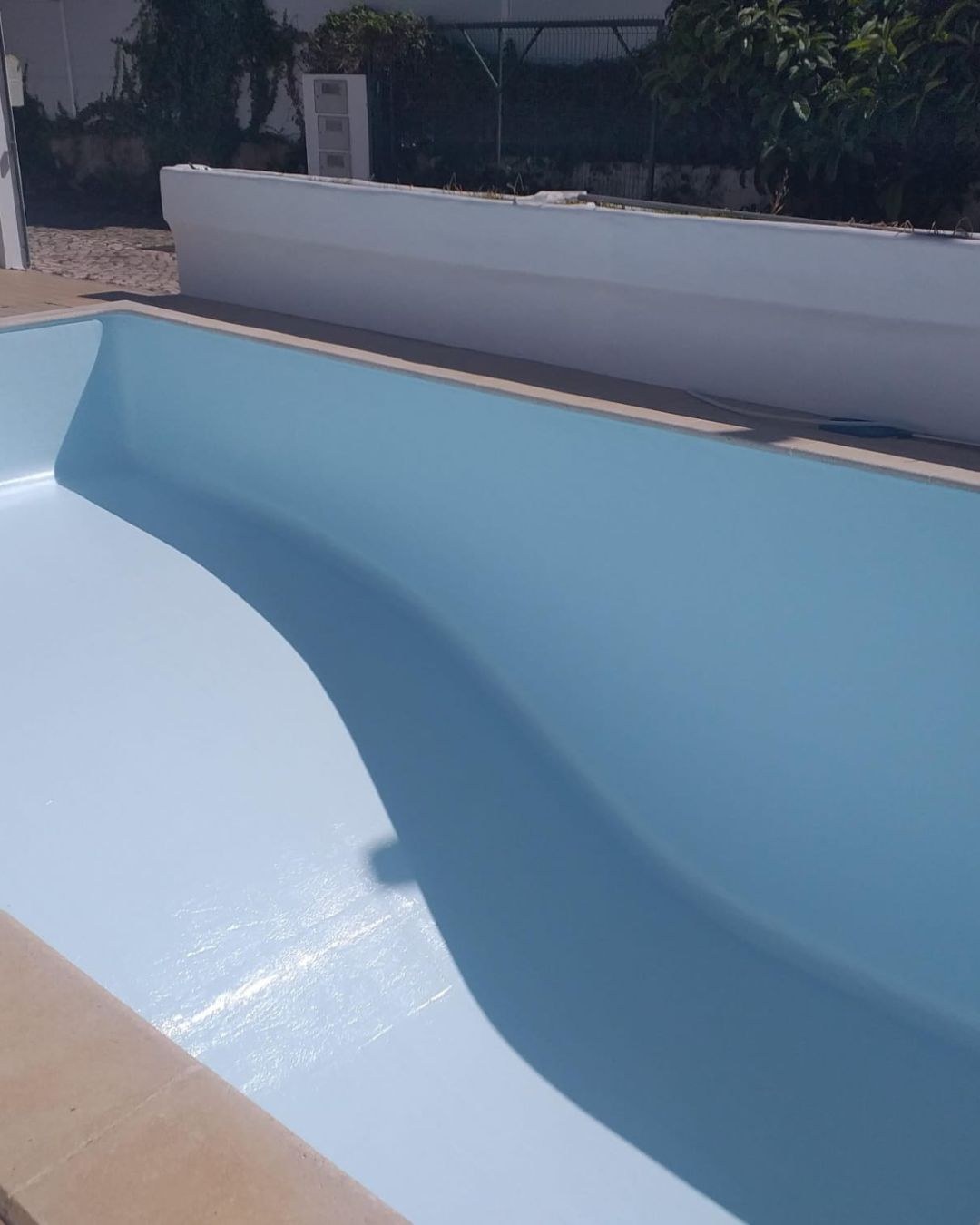 Piscina com revestimento novo em azul-claro