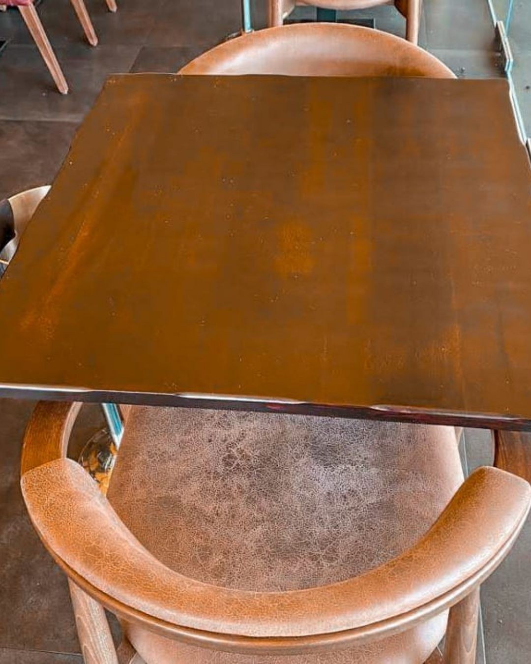 Mesa com tampo em resina acobreada