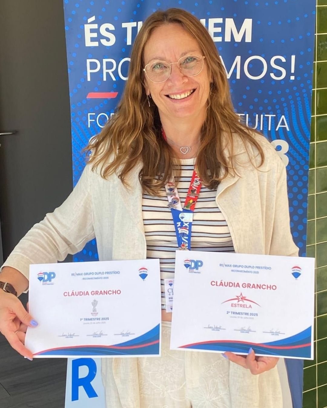 Cláudia Grancho com certificados de formação
