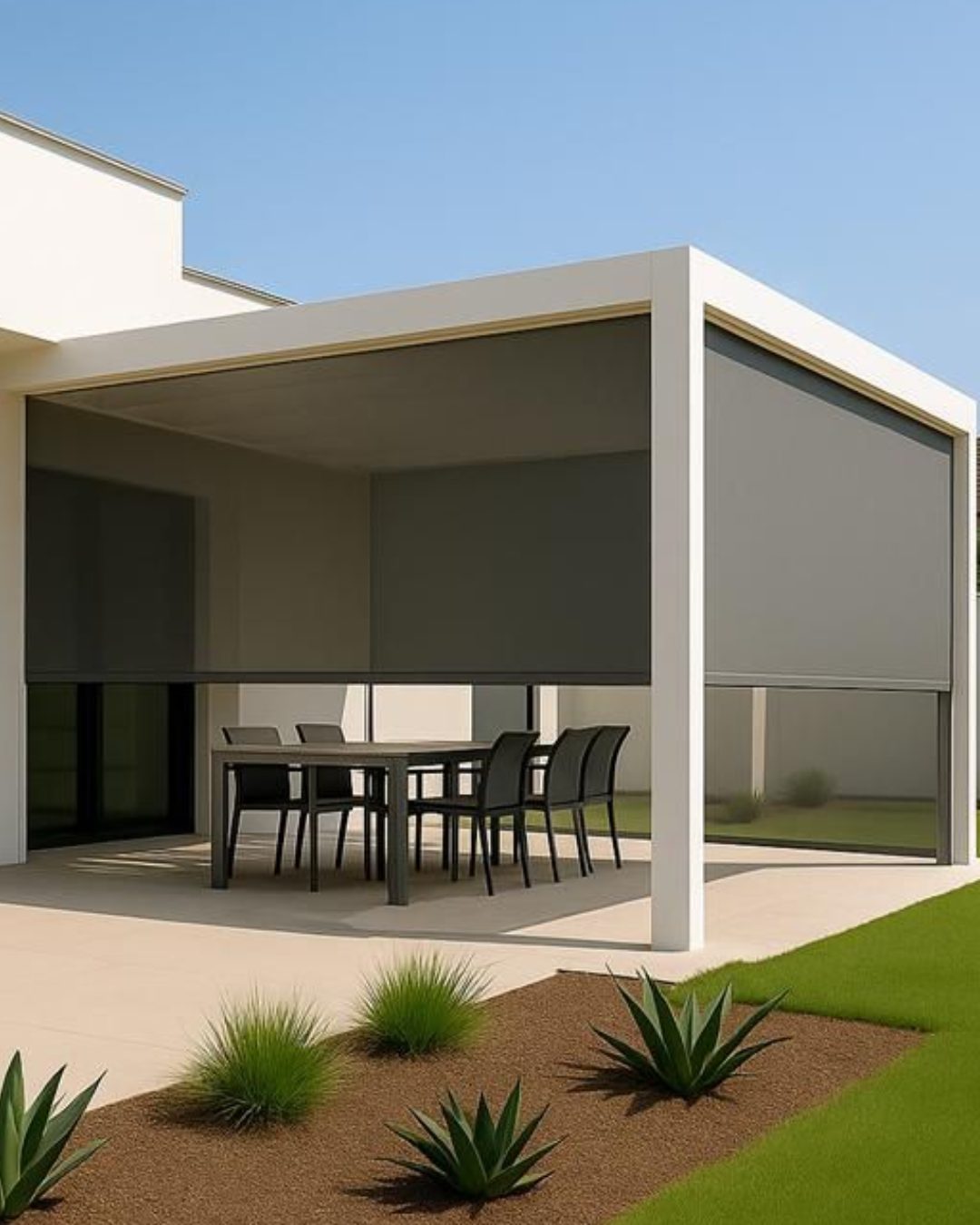 Pérgola branca com screens e mesa de jardim