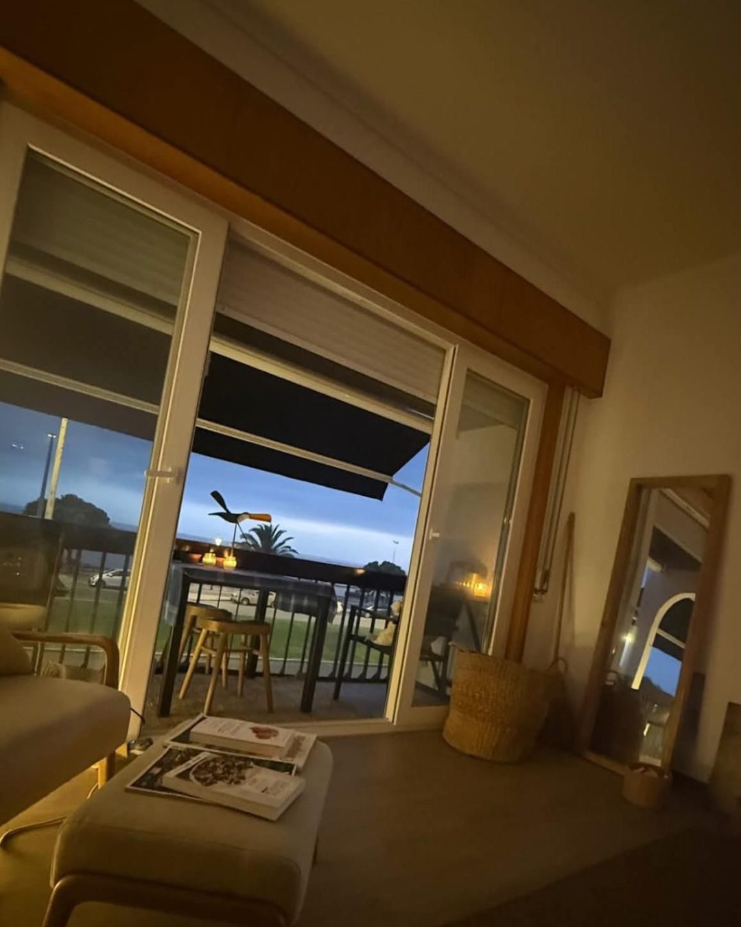 Estores numa sala com vista para o campo de golfe