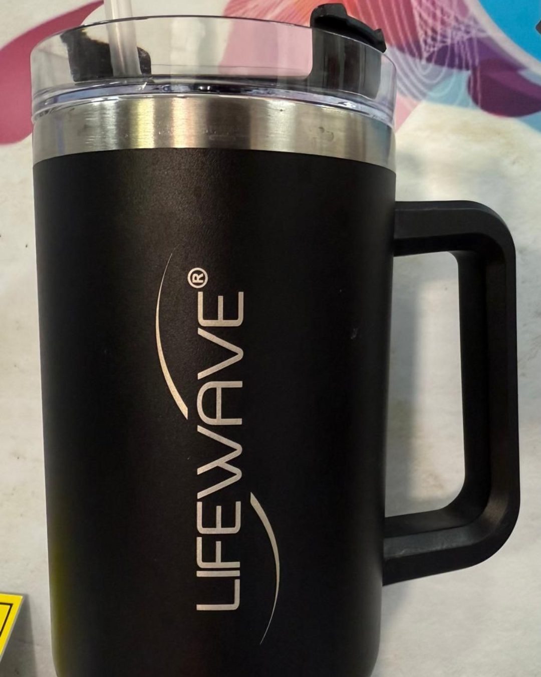 Caneca térmica preta com o logótipo LifeWave gravado