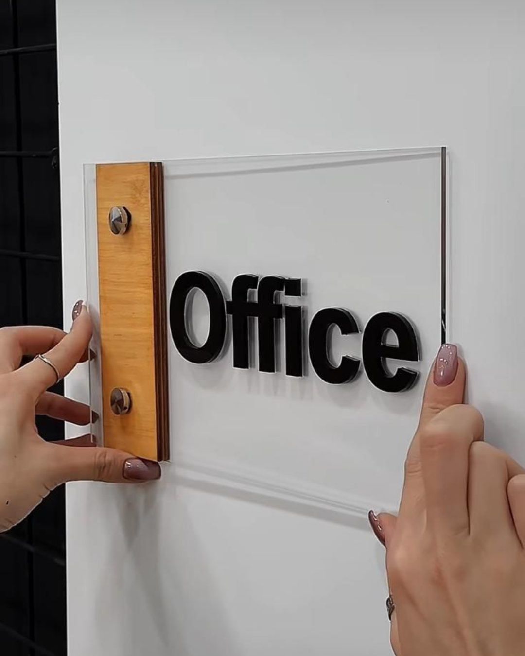 Placa de acrílico com a palavra Office e suporte de madeira