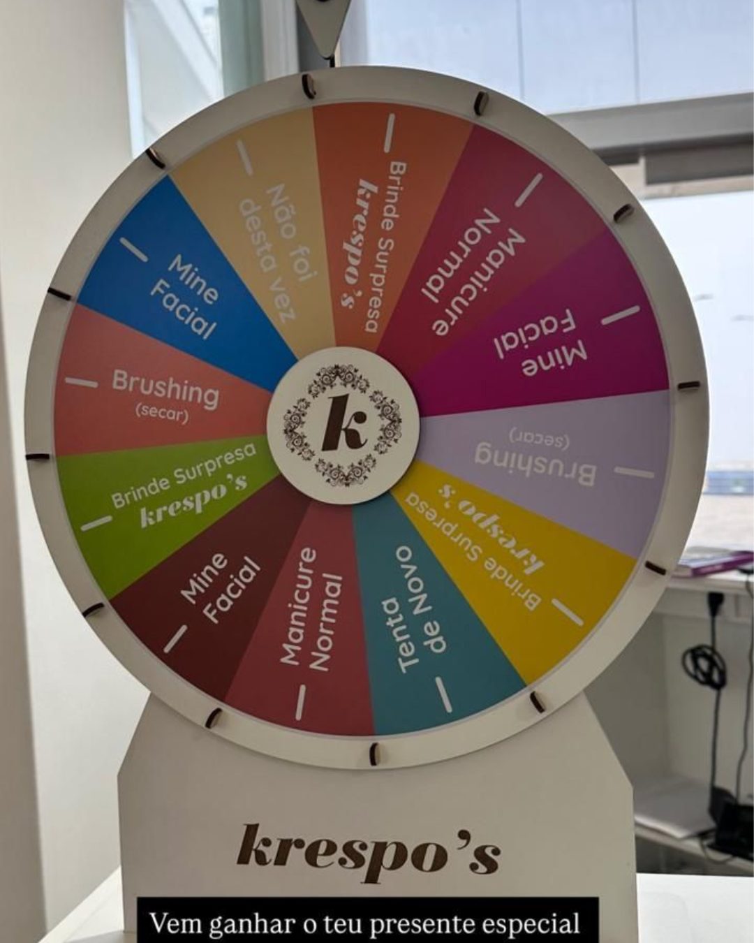 Roleta promocional colorida da marca Krespo's