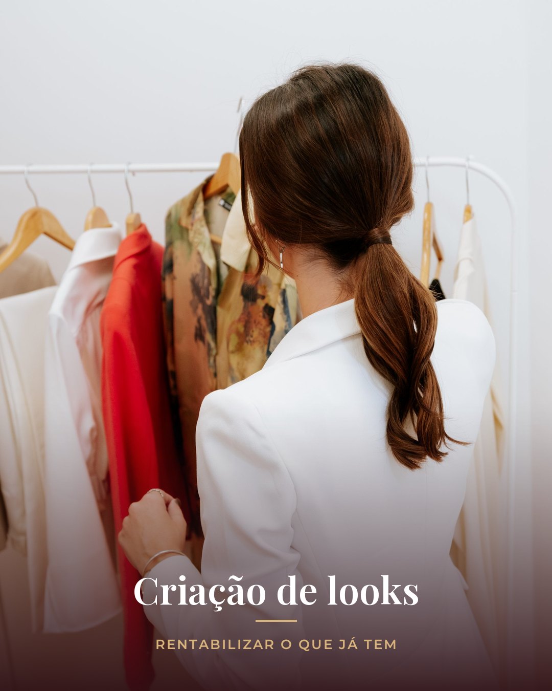Criação de looks: escolha de peças num cabide de roupa