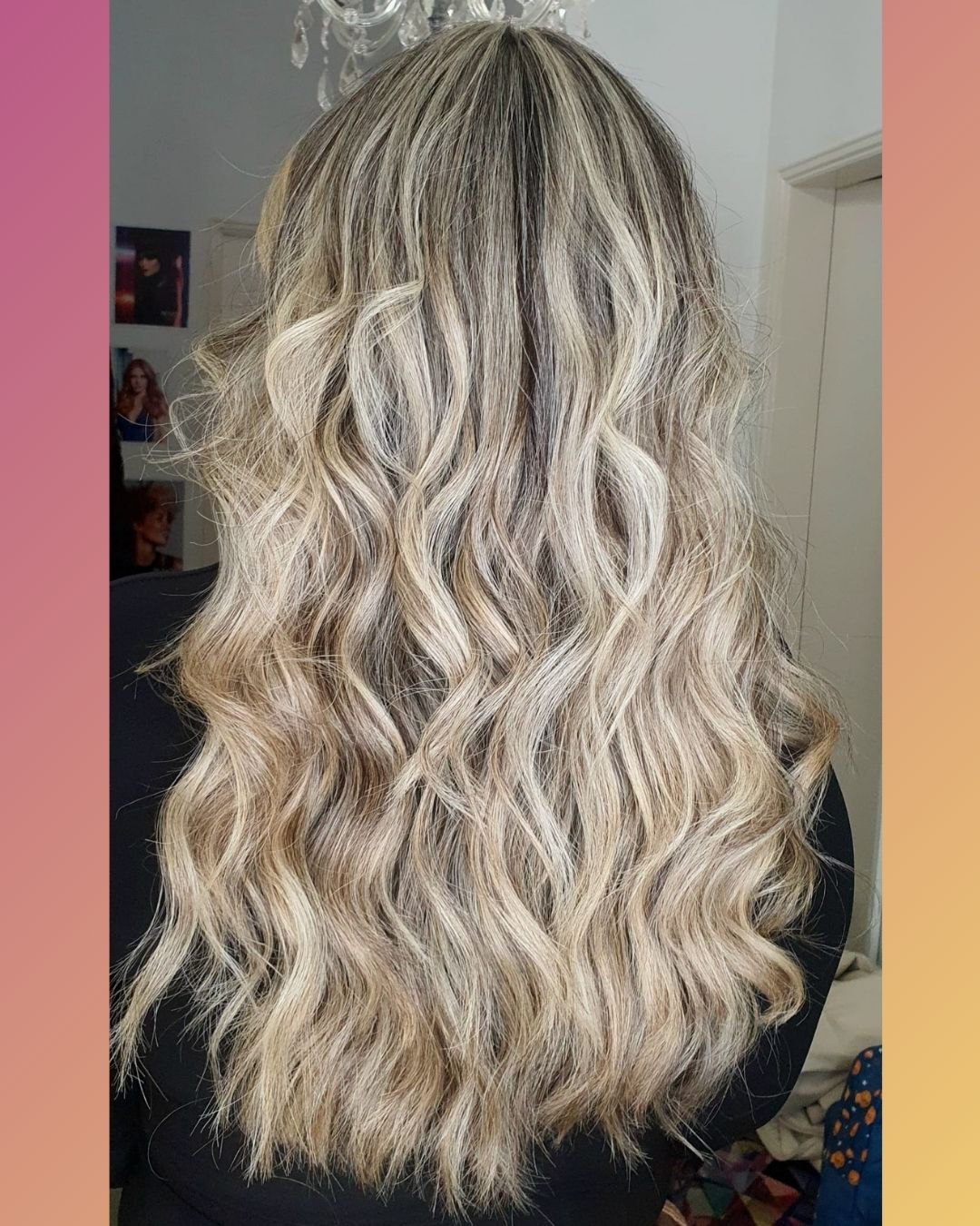 Cabelo louro com madeixas e ondas soltas