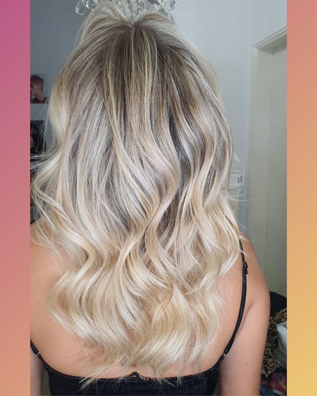 Cabelo louro com raiz esfumada e ondas