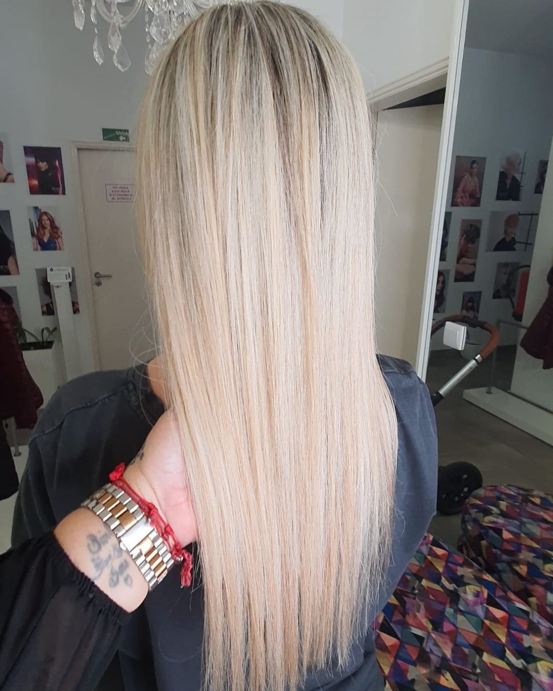 Cabelo comprido louro, liso e brilhante