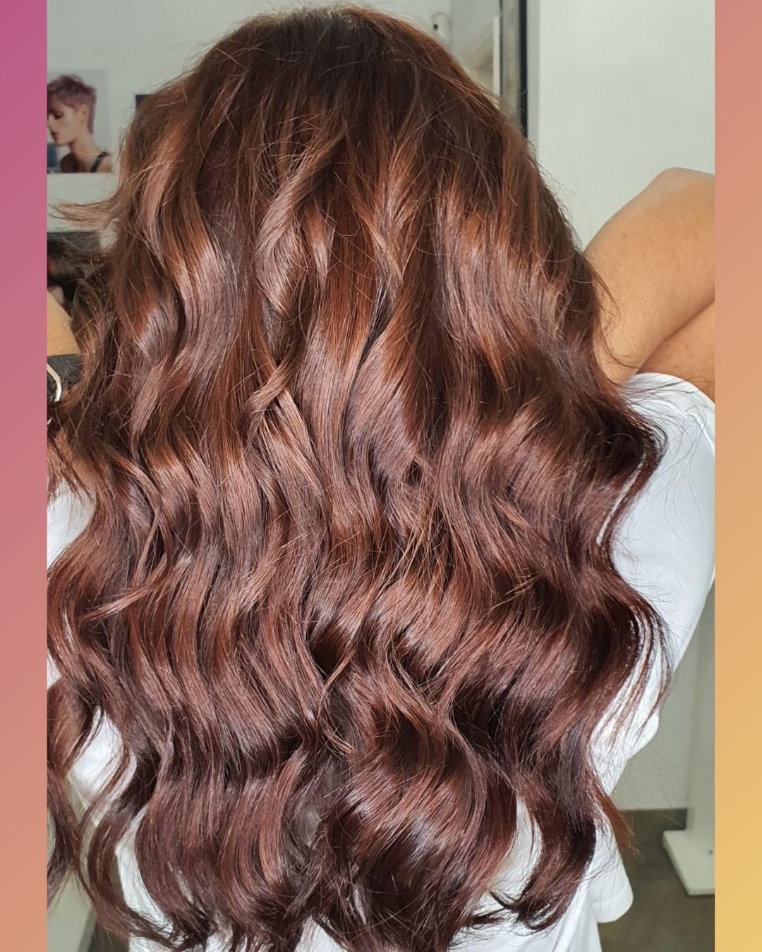 Cabelo comprido ruivo acobreado, com ondas largas