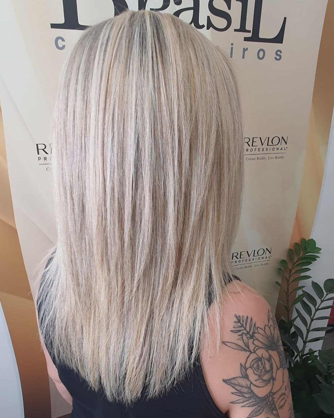 Cabelo louro frio, liso e desfiado